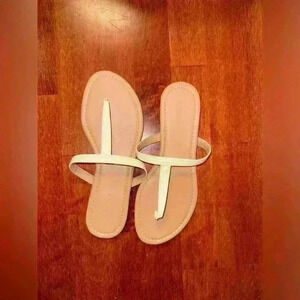 Women's Old Navy Faux Leather T-Strap Sandals Size 8 Flip Flops Gold Shoes